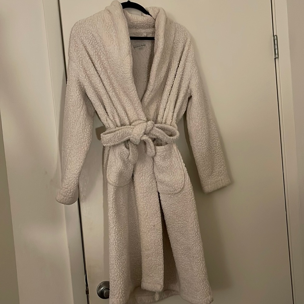 Giraffe at Home White Robe